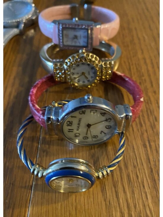 Fashion Watches ++ Lot Of 9- Preowned- New Batteries- All Work main image 2